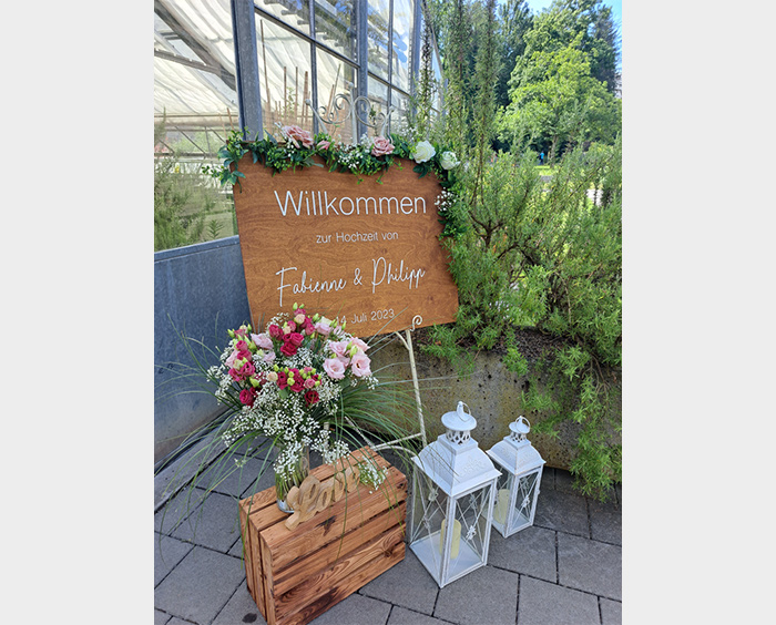 Welcome-Tafel mit brauner Holztafel